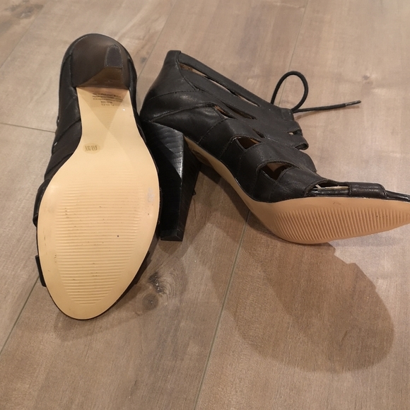 BCBG black leather cut-out heels - Picture 3 of 3